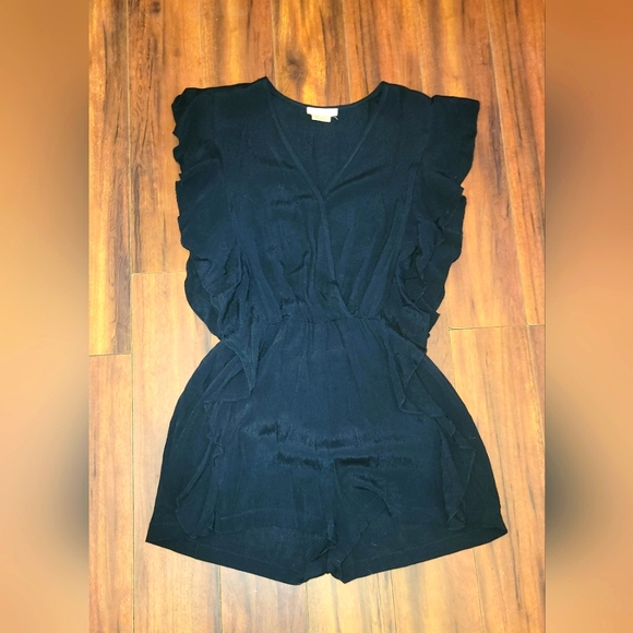 Women's Black Ruffled Flutter Sleeve One Piece Romper Size MEDIUM - Picture 1 of 7